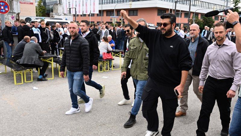Hasan Ismaik (3.v.r), Investor, kommt zur Mitgliederversammlung des TSV 1860 München in die Kulturhalle Zenith. | Bild: picture alliance/dpa | Felix Hörhager Hasan Ismaik (3.v.r), Investor, kommt zur Mitgliederversammlung des TSV 1860 München in die Kulturhalle Zenith.