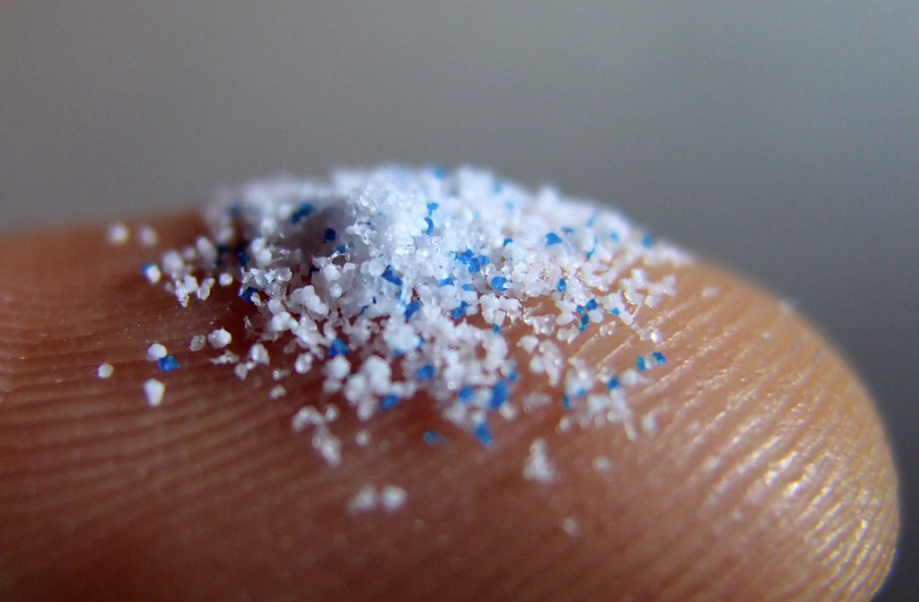 Primäres Mikroplastik aus Kosmetika auf einer Fingerkuppe (Symbolbild)