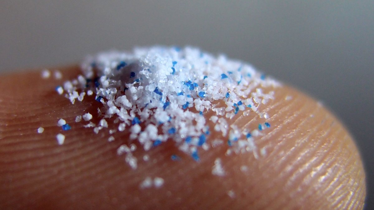 Primäres Mikroplastik aus Kosmetika auf einer Fingerkuppe (Symbolbild)