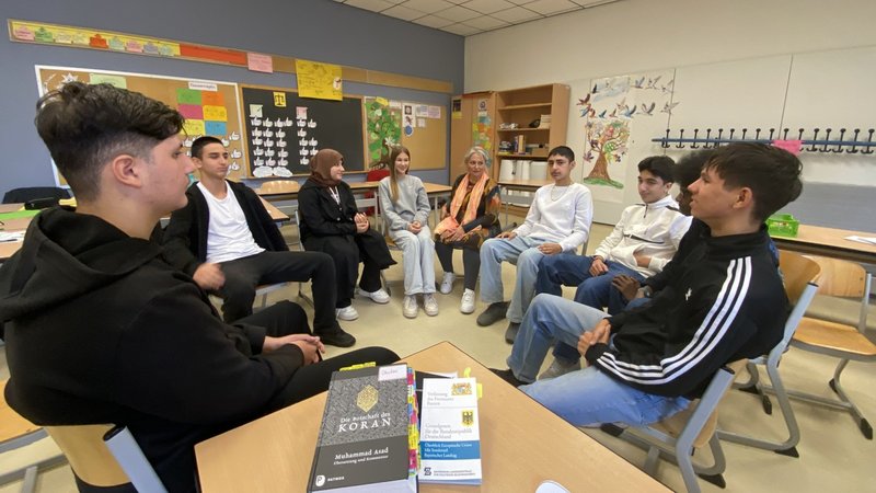 Im geschützten Raum ins Gespräch kommen: Islam-Unterricht an der Centerville-Süd-Mittelschule Augsburg | Bild: BR/ Astrid Uhr Im geschützten Raum ins Gespräch kommen: Islam-Unterricht an der Centerville-Süd-Mittelschule Augsburg