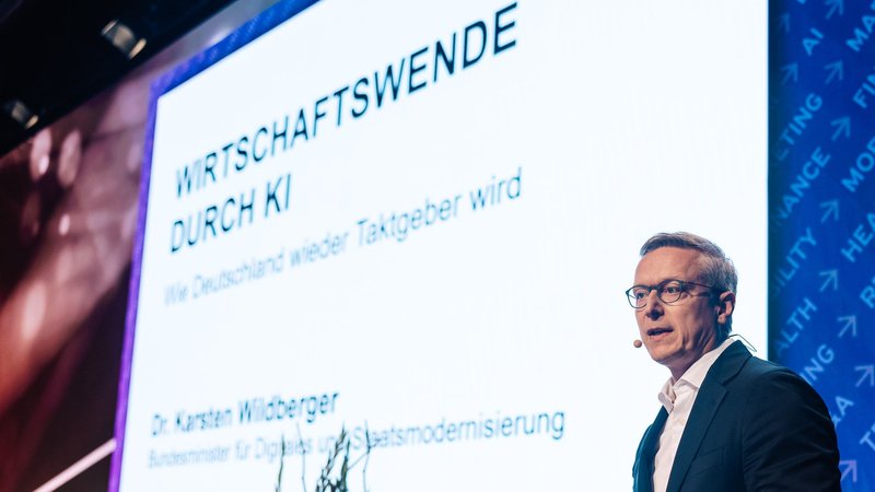 KI wird die Arbeitswelt tiefgreifend verändern, davon ist Minister Wildberger überzeugt. | Bild: dpa-Bildfunk/Markus Braumann KI wird die Arbeitswelt tiefgreifend verändern, davon ist Minister Wildberger überzeugt.