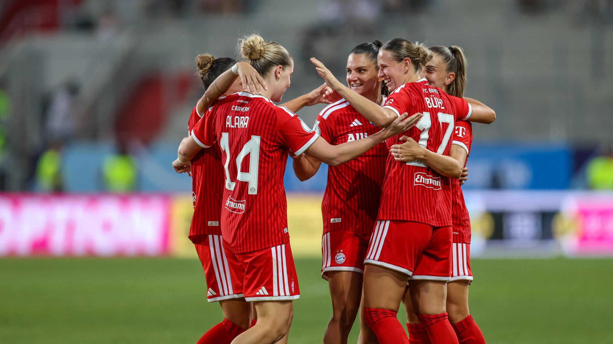 Jubelnde Spielerinnen FC Bayern