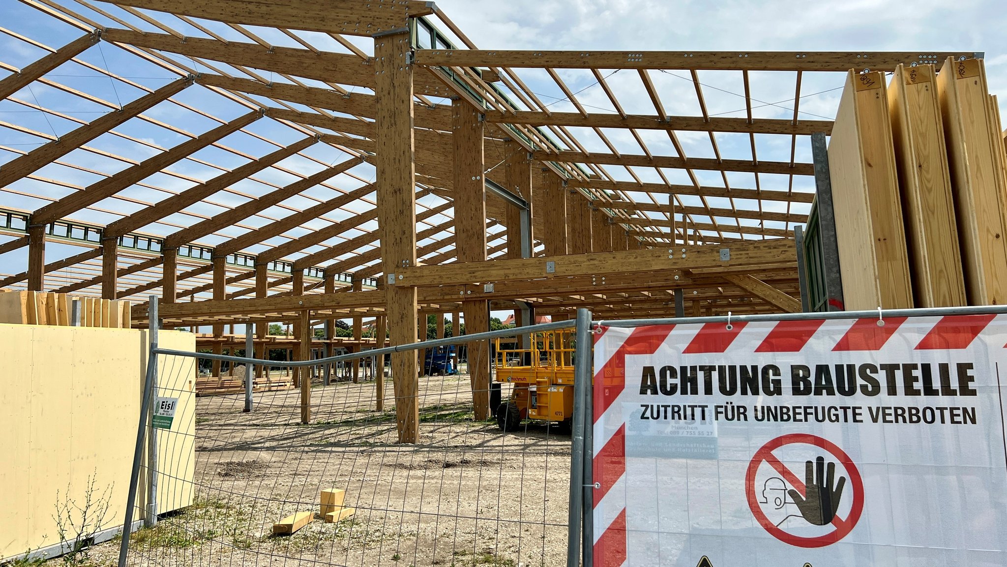 Das neue Bräurosl-Zelt wird bereits seit Wochen aufgebaut, jetzt kommen die restlichen Bierzelte dazu.