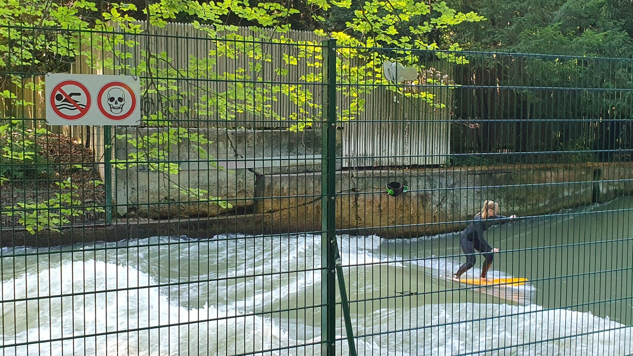 Surferin an der Dianabadschwelle in München