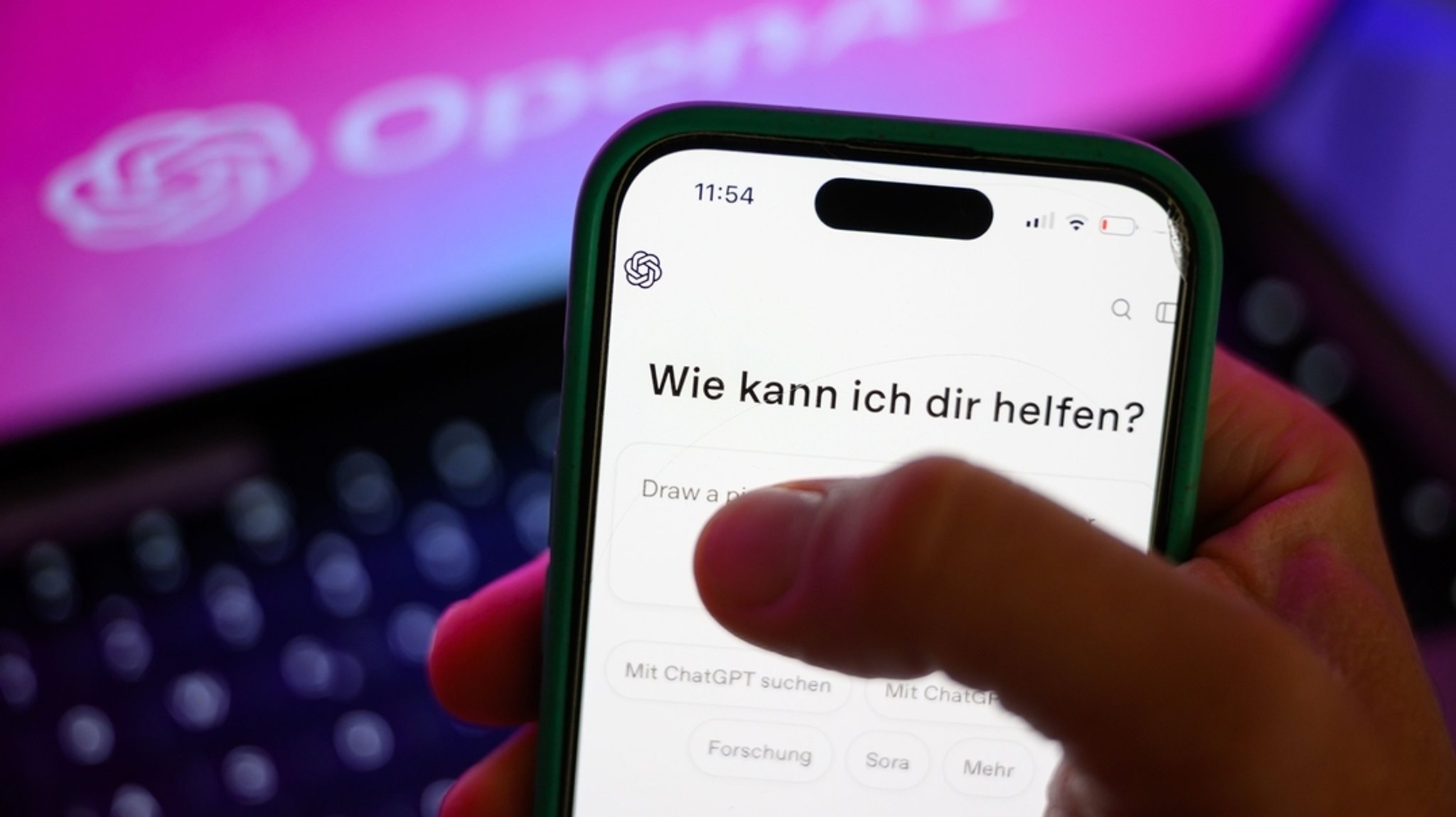 Der KI-Chatbot ChatGPT von OpenAI ist auf einem Smartphone-Display zu sehen.