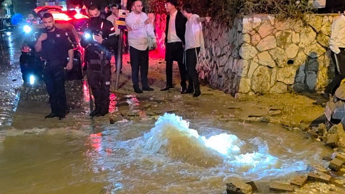 Überschwemmung in Bnei Brak, Israel, verursacht von einem Raketeneinschlag