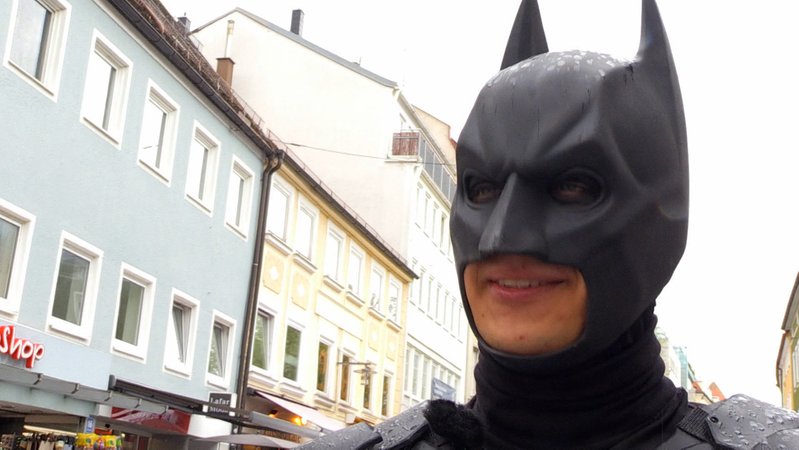 Ein als Batman verkleideter Mann ist regelmäßig in Kempten unterwegs.