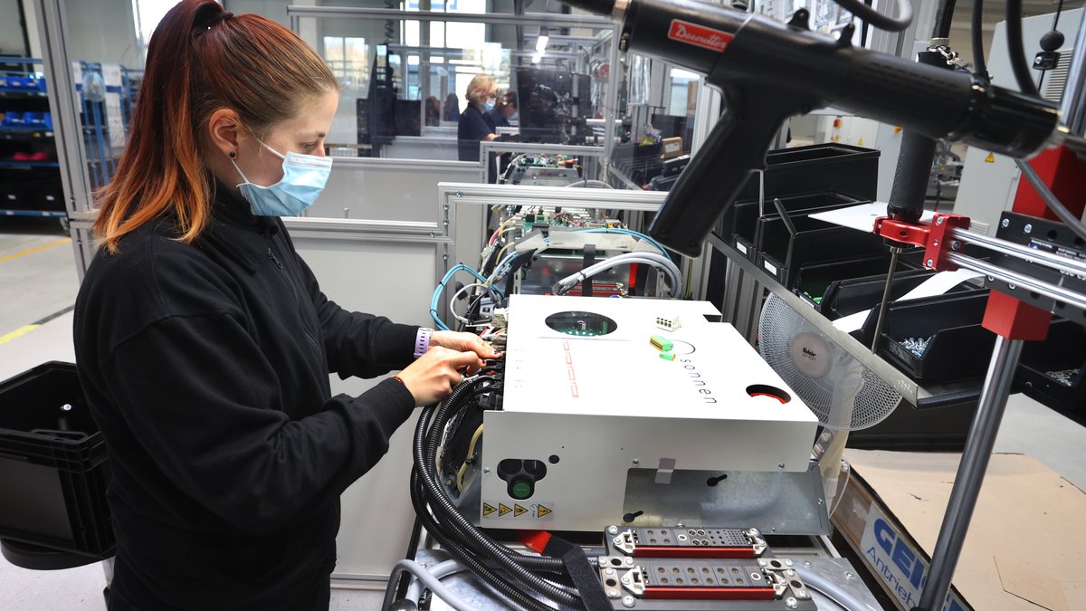 Die "sonnen GmbH" stellt im schwäbischen Wildpoldsried Stromspeicher für private Haushalte her, die dann mit anderen Batterien zu einem virtuellen Kraftwerk verbunden werden.