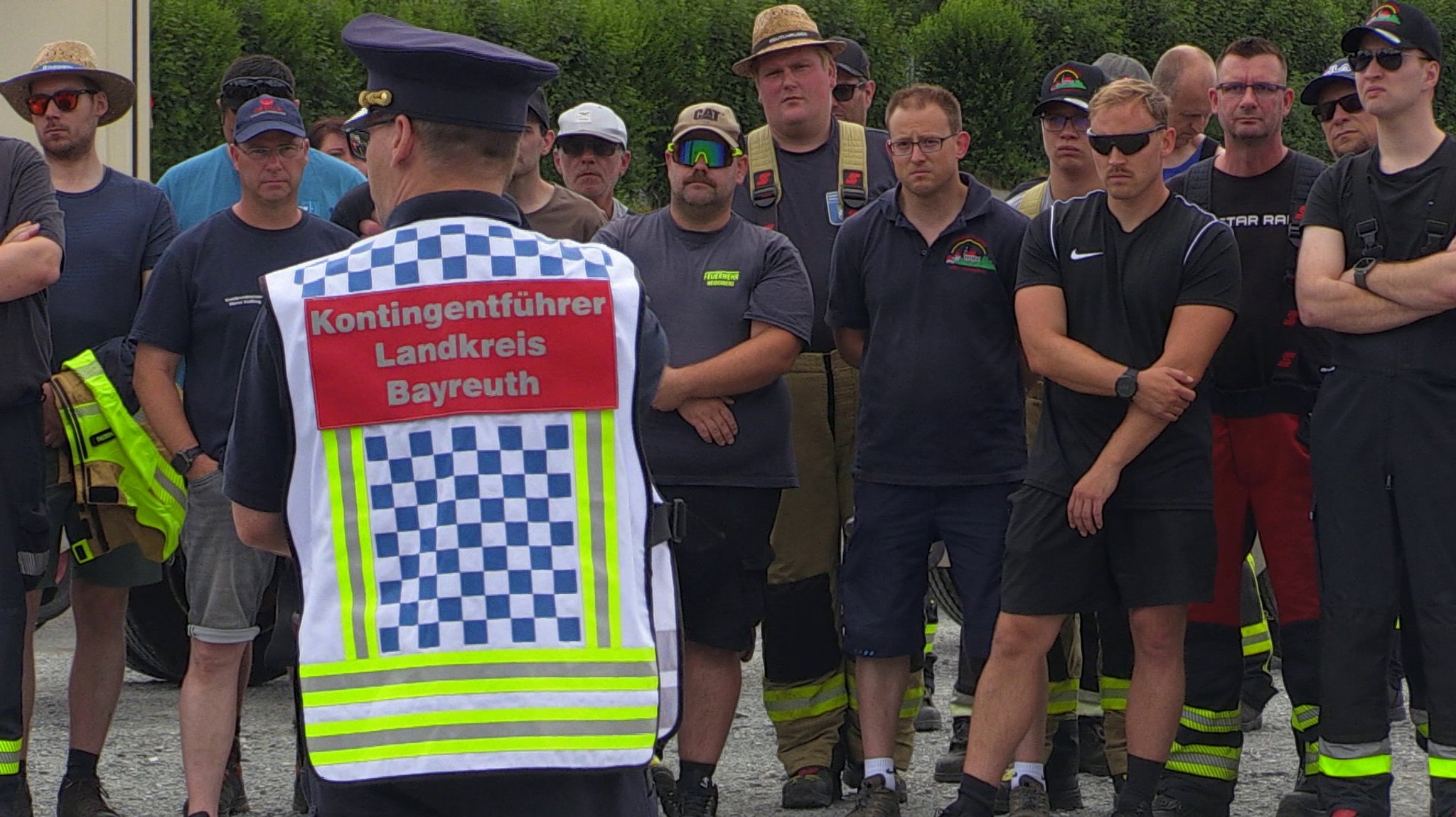 Feuerwehrleute bei der Lagebesprechung