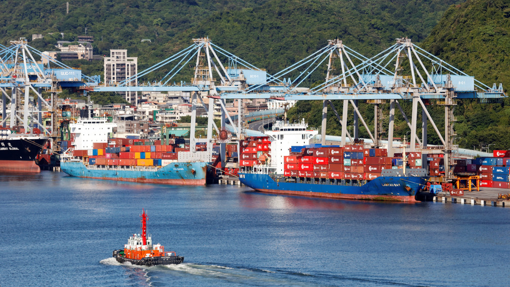 Containerschiffe im Hafen von Keelung, Taiwan