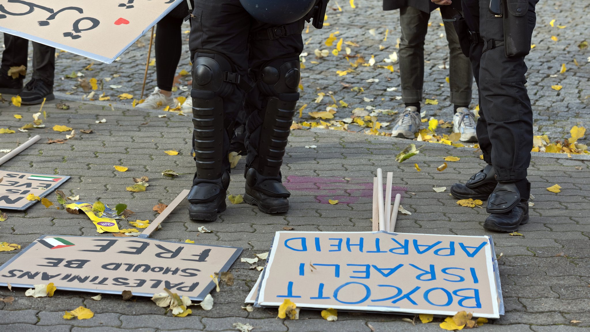 04.11.2023, Berlin, Deutschland, DEU - Pro-palaestinensische Grossdemonstration. Polizisten kontrollieren Plakate auf antisemitische Inhalte. 