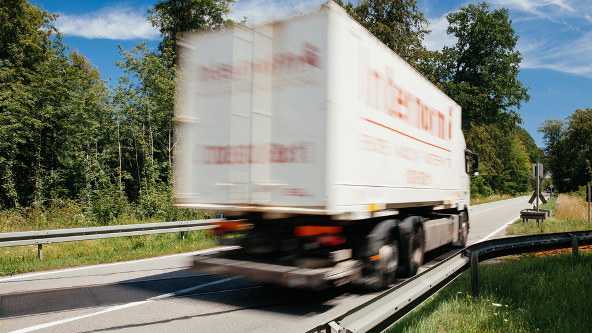 Ein Lastwagen fährt. 