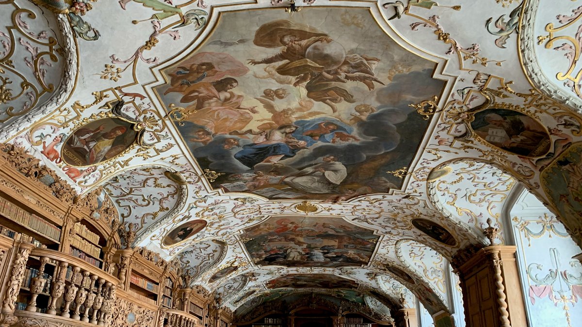 Das barocke Deckengewölbe der Stiftsbibliothek