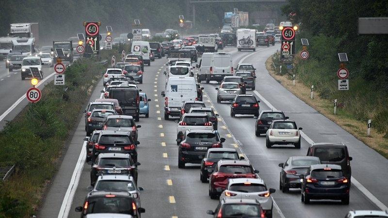 Autos stauen sich auf der Autobahn an einer Engstelle