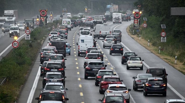 Autos stauen sich auf der Autobahn an einer Engstelle | Bild:dpa-Bildfunk/Henning Kaiser