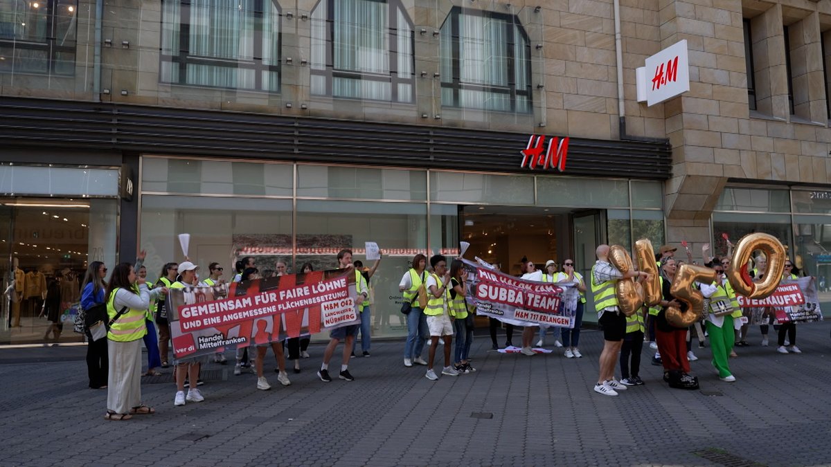 Nach der ergebnislosen zweiten Tarifrunde im bayerischen Einzelhandel hat Verdi erneut zu Warnstreiks aufgerufen. In Mittelfranken legten H&M-Mitarbeiter die Arbeit nieder und zogen gemeinsam durch die Nürnberger Innenstadt.