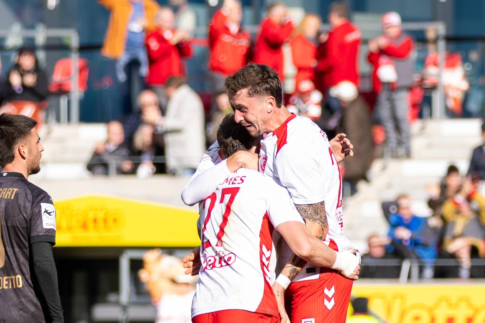 Jubelnde Regensburger Spieler