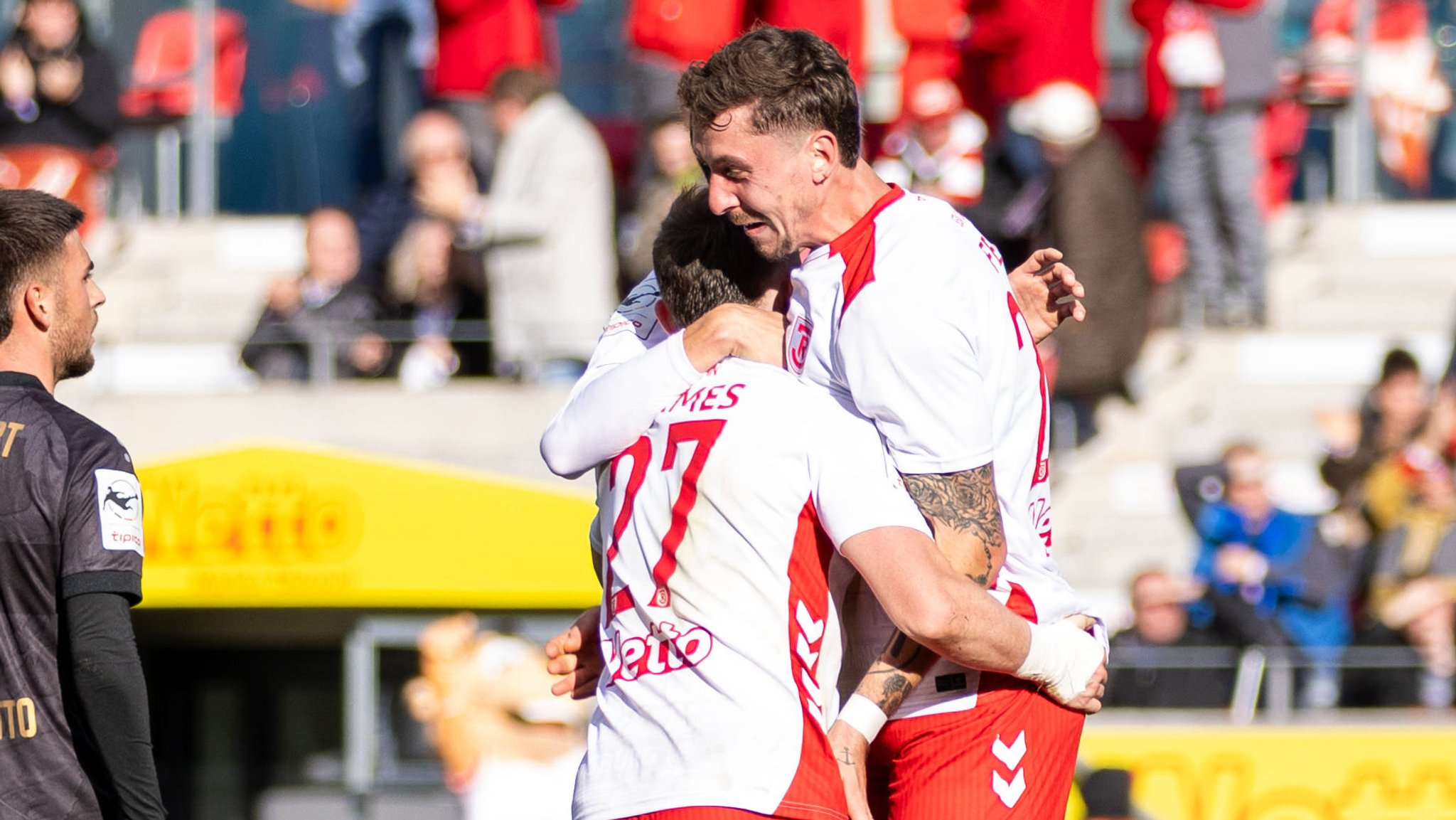 Jubelnde Regensburger Spieler | Bild: imago images/ Sascha Janne Jubelnde Regensburger Spieler