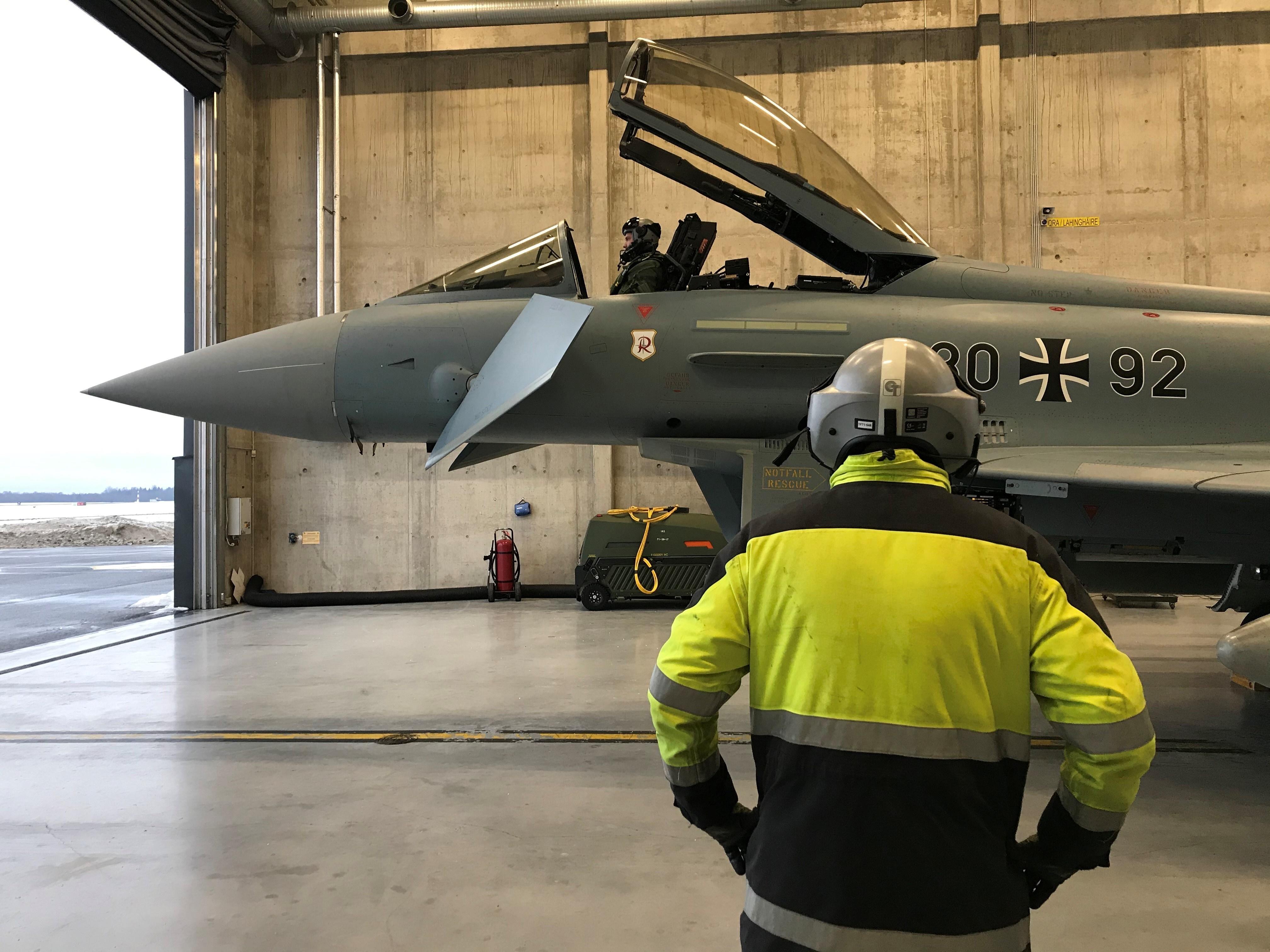 Ein Eurofighter-Kampfflugzeug der Luftwaffe in einem Hangar in Estland
