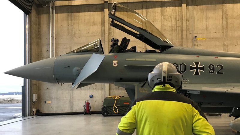Ein Eurofighter-Kampfflugzeug der Luftwaffe in einem Hangar in Estland | Bild: Kilian Neuwert / BR Ein Eurofighter-Kampfflugzeug der Luftwaffe in einem Hangar in Estland