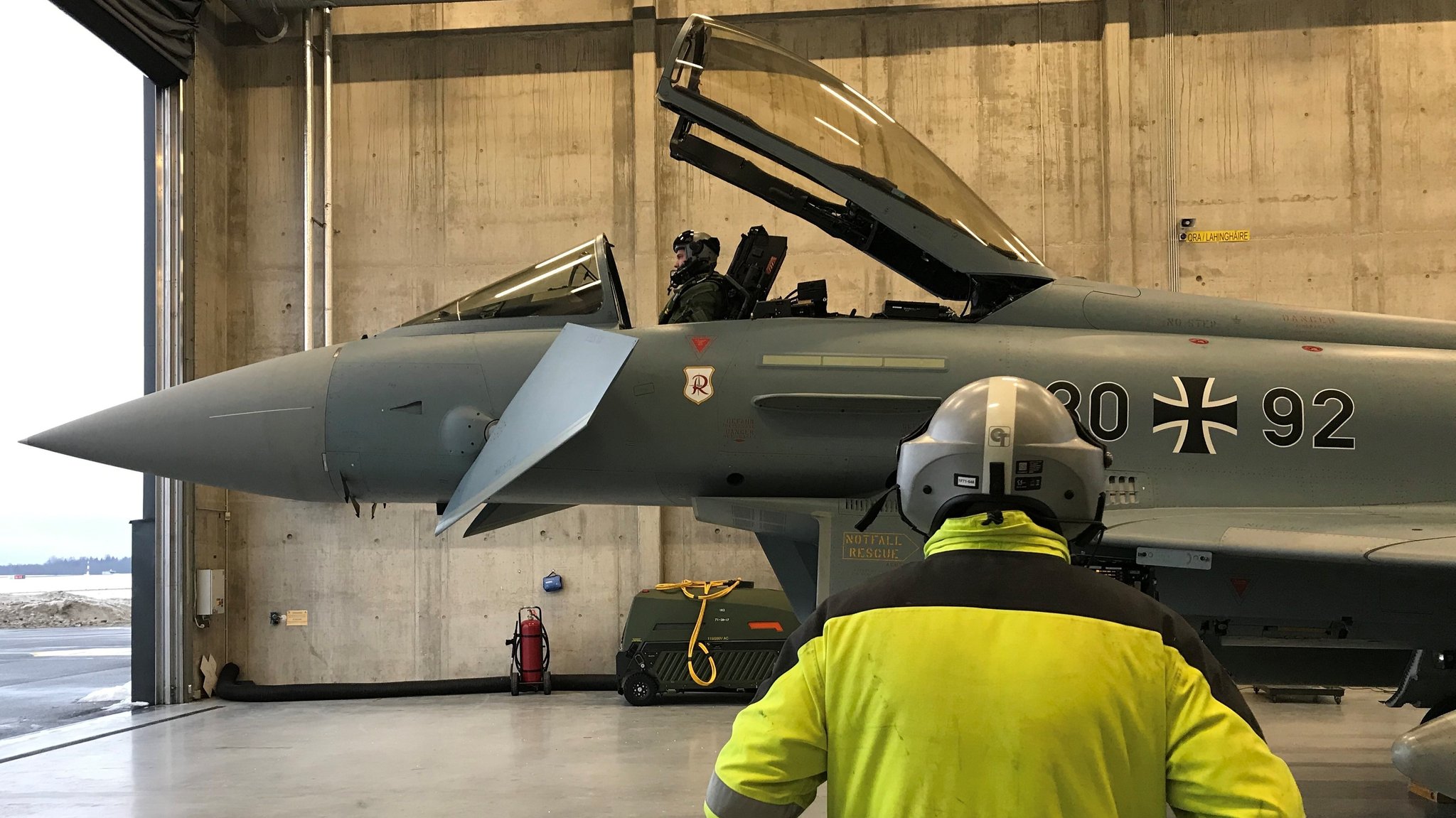 Ein Eurofighter-Kampfflugzeug der Luftwaffe in einem Hangar in Estland