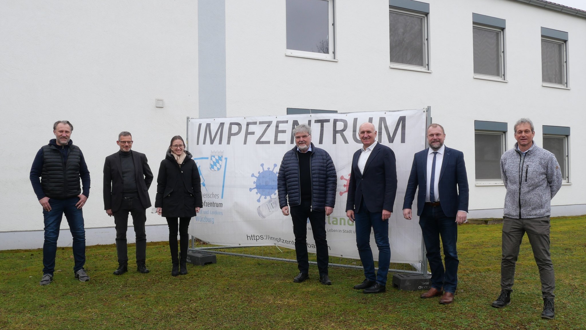 Mehrere Personen vor dem neuen Impfzentrum