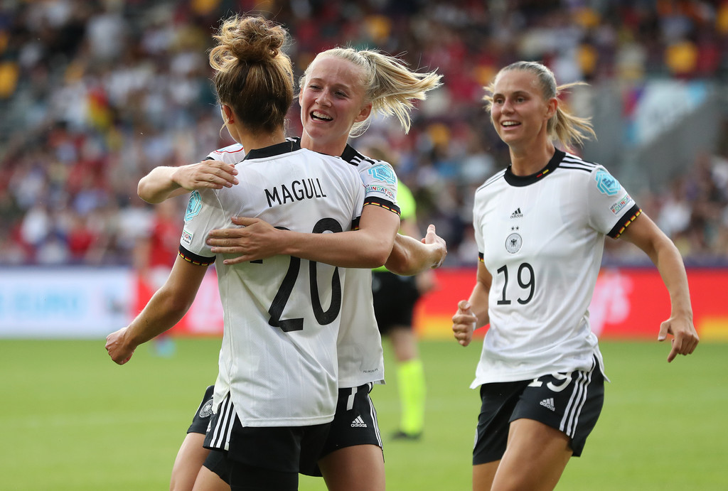 Gefeiert in England: die Bayern-Spielerinnen Lina Magull, Lea Schüller und Klara Bühl (v.l.)