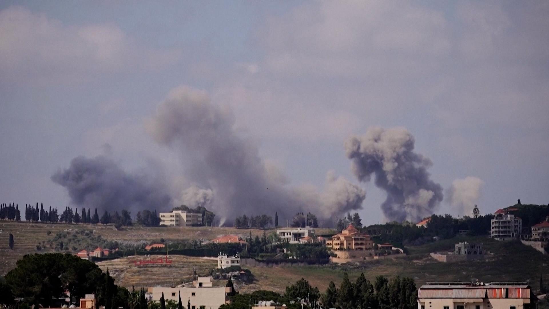 Über dem südlichen Libanon steigen dunkle Rauchwolken nach einem israelischen Angriff auf.