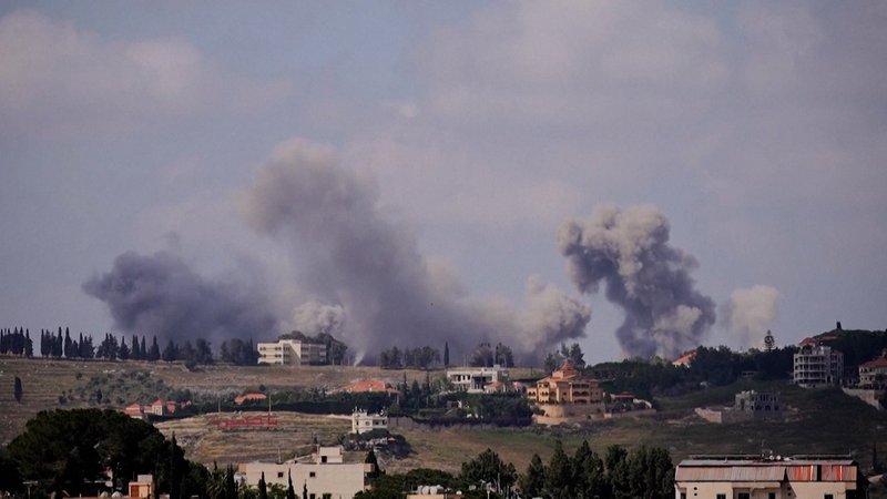 Über dem südlichen Libanon steigen dunkle Rauchwolken nach einem israelischen Angriff auf. | Bild: BR Über dem südlichen Libanon steigen dunkle Rauchwolken nach einem israelischen Angriff auf.