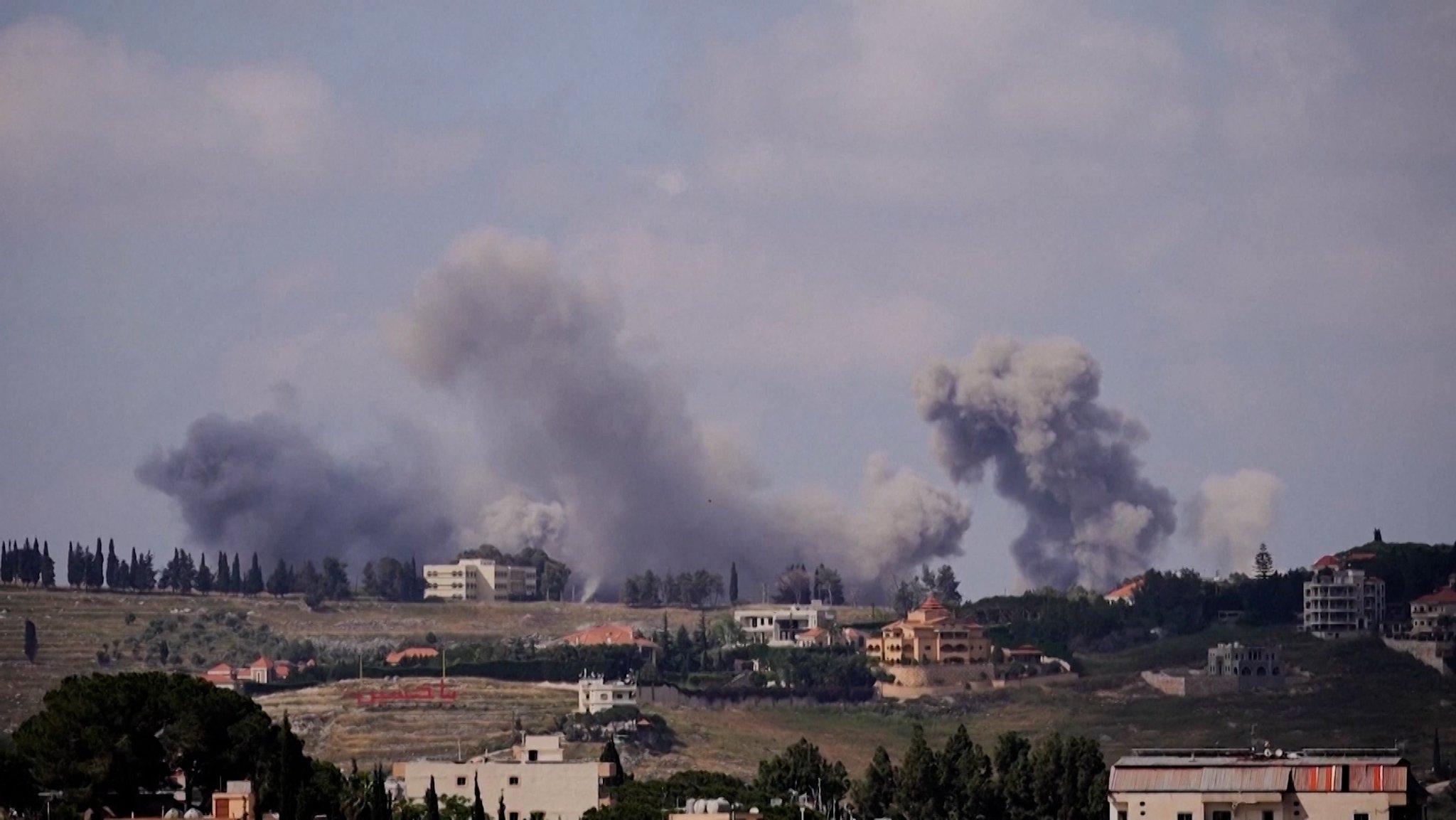 Über dem südlichen Libanon steigen dunkle Rauchwolken nach einem israelischen Angriff auf. | Bild: BR Über dem südlichen Libanon steigen dunkle Rauchwolken nach einem israelischen Angriff auf.