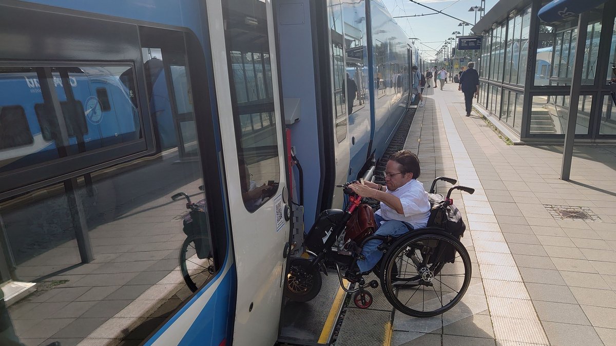 Stefan Heigl im Rollstuhl fährt barrierefrei in den Zug.