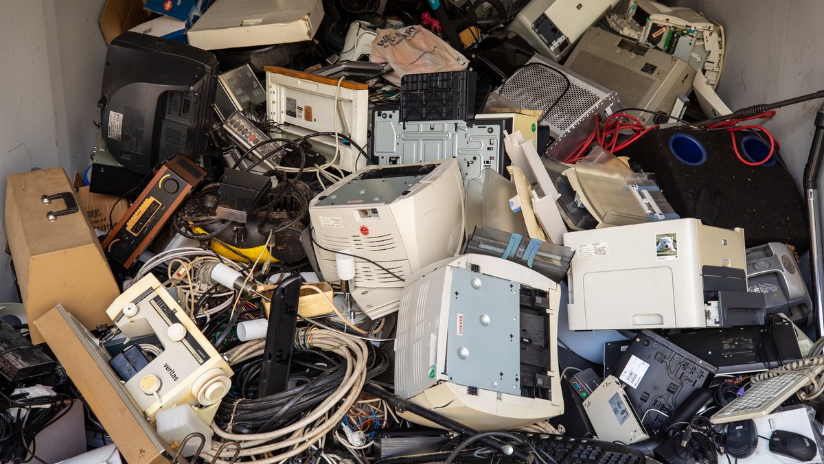 Mehrere defekte und alte Elektronikprodukte wie etwa Drucker, Staubsauger und Fernseher die allgemein als Elektroschrott bezeichnet werden liegen in einem Container des Wertstoffhof Kleincotta bei Pirna.