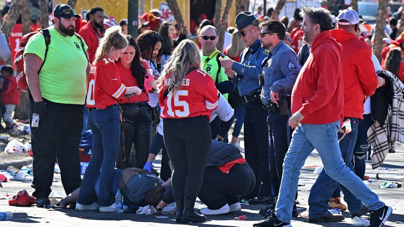 Bei einem Schusswaffenangriff während der Parade zum Super-Bowl-Sieg der Kansas City Chiefs sind ein Mensch getötet und 21 verletzt worden