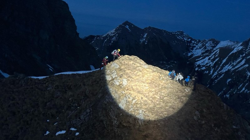 Luftaufnahme zeigt Bergrettung auf dem Weg zu hilflosen Wanderern am Entschenkopf kurz vor Einbruch der Nacht. | Bild: Bergwacht Oberstdorf Luftaufnahme zeigt Bergrettung auf dem Weg zu hilflosen Wanderern am Entschenkopf kurz vor Einbruch der Nacht.
