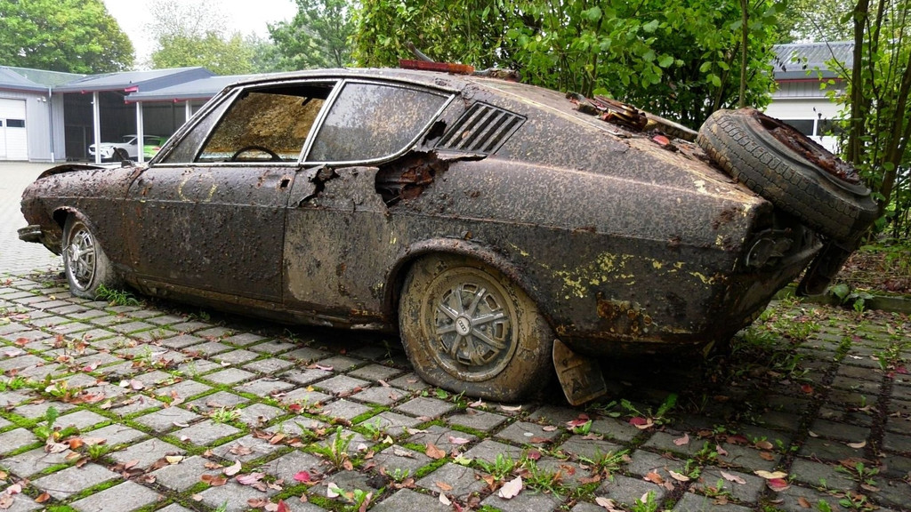 Das verschlammte und verrostete Wrack eines Audis Coupés aus den 70er Jahren, das im Stausee nahe Tännesberg gefunden wurde.