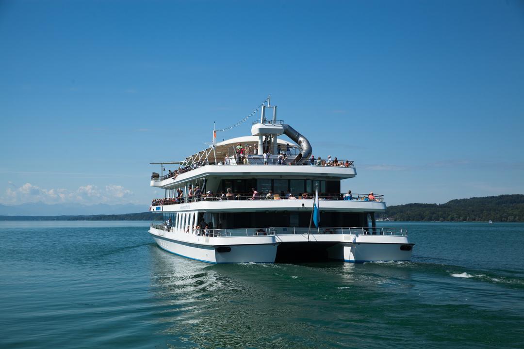 Ausflugsschiff "Starnberg" auf dem Starnberger See im Sommer bei blauem Himmel (Archivbild)