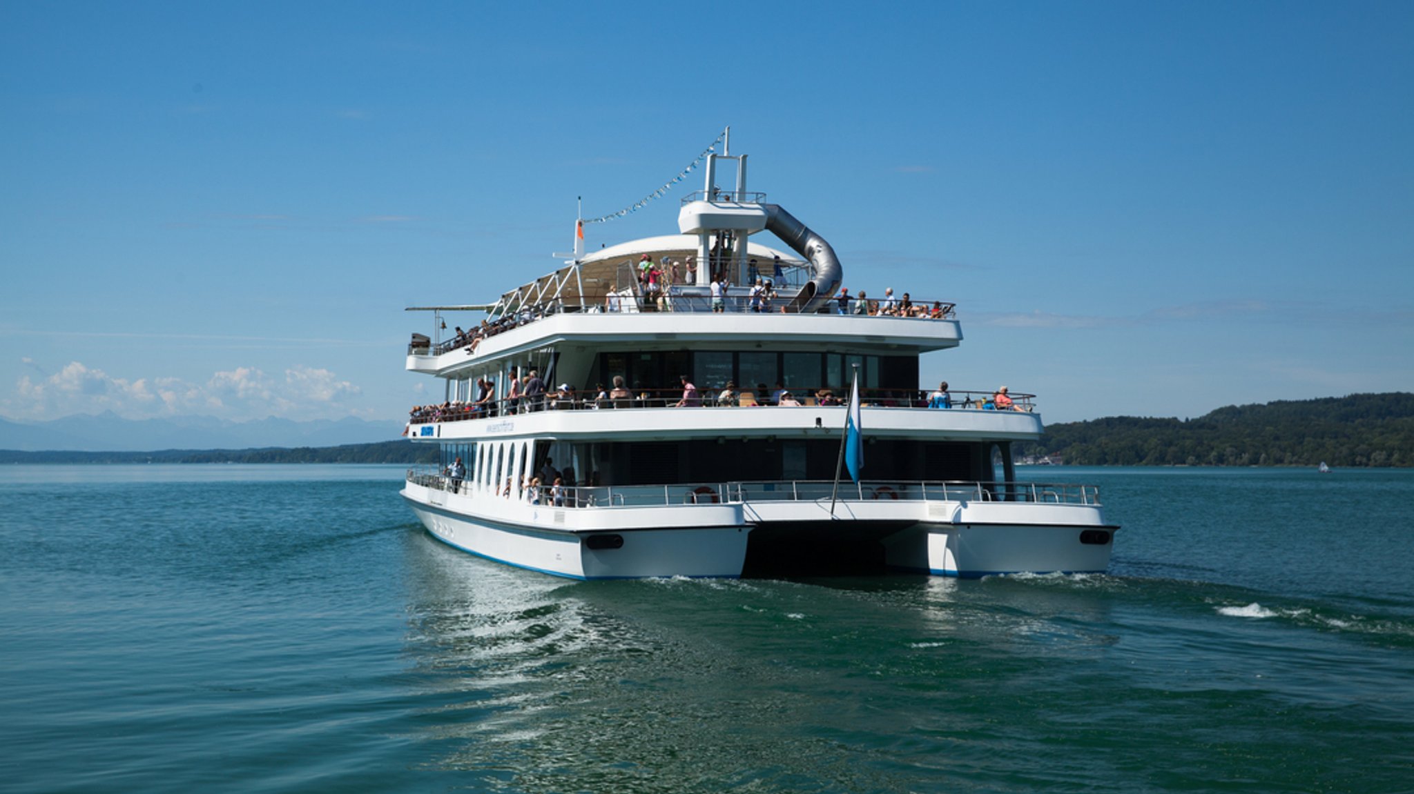 Ausflugsschiff "Starnberg" auf dem Starnberger See im Sommer bei blauem Himmel (Archivbild)