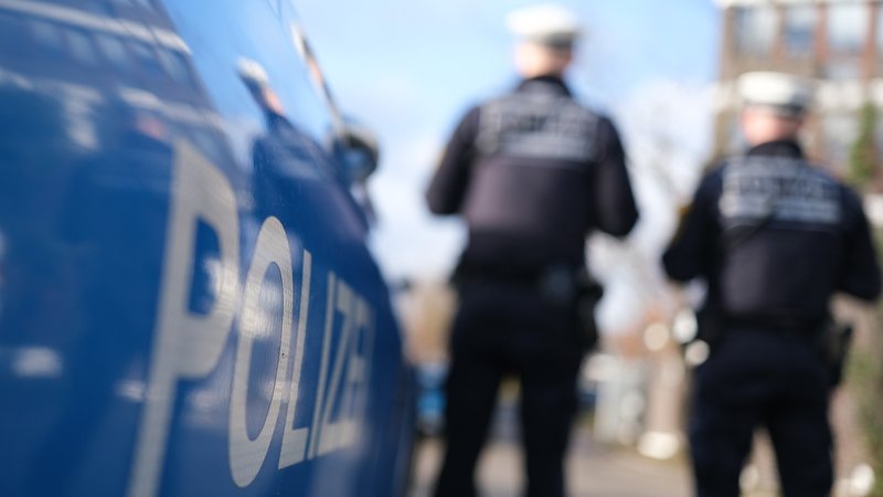 Im Bild stehen zwei unkenntliche Polizisten neben einem Polizeiauto. Hinter dem Bild liegt ein Video: "Aschaffenburg und die politischen Folgen: Ist Deutschland noch sicher? Possoch klärt!" | Bild: picture alliance/dpa | Bernd Weißbrod Im Bild stehen zwei unkenntliche Polizisten neben einem Polizeiauto. Hinter dem Bild liegt ein Video: "Aschaffenburg und die politischen Folgen: Ist Deutschland noch sicher? Possoch klärt!"