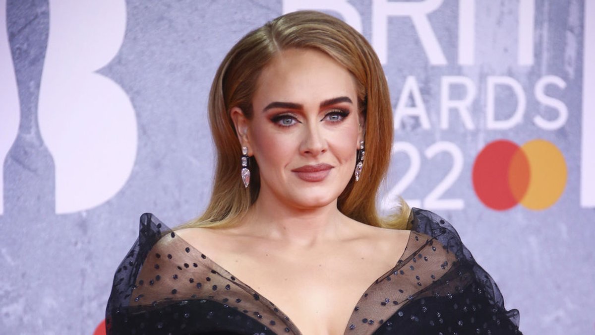 ARCHIV - 08.02.2022, Großbritannien, London: Sängerin Adele kommt zu den Brit Awards in London. (zu dpa: Adele lebt ihren «Traum, Essen für Schulveranstaltungen zuzubereiten») Foto: Joel C Ryan/Invision/AP +++ dpa-Bildfunk +++