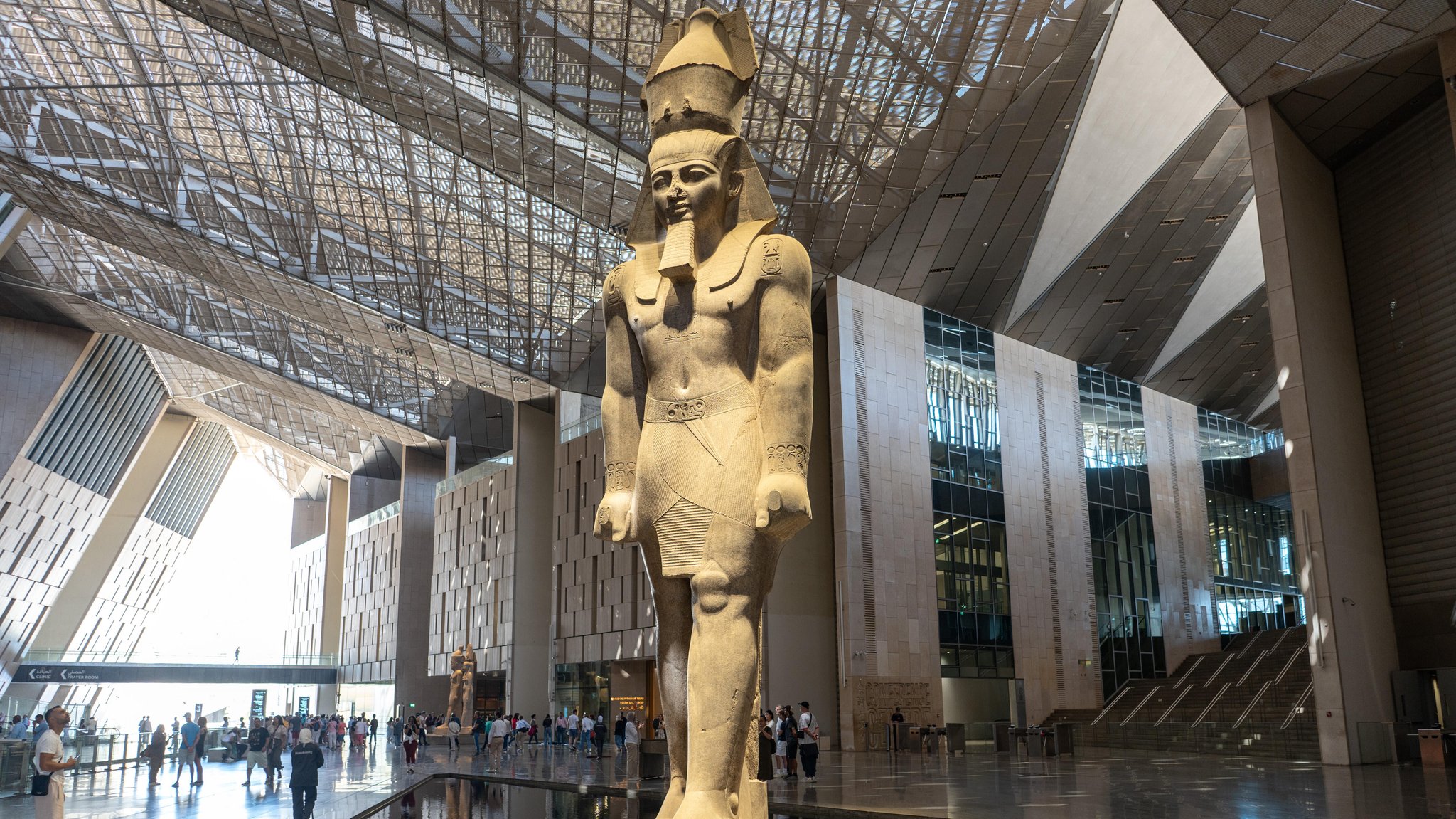 Die Statue von Ramses II in der Eingangshalle des Grand Egyptian Museum in Kairo