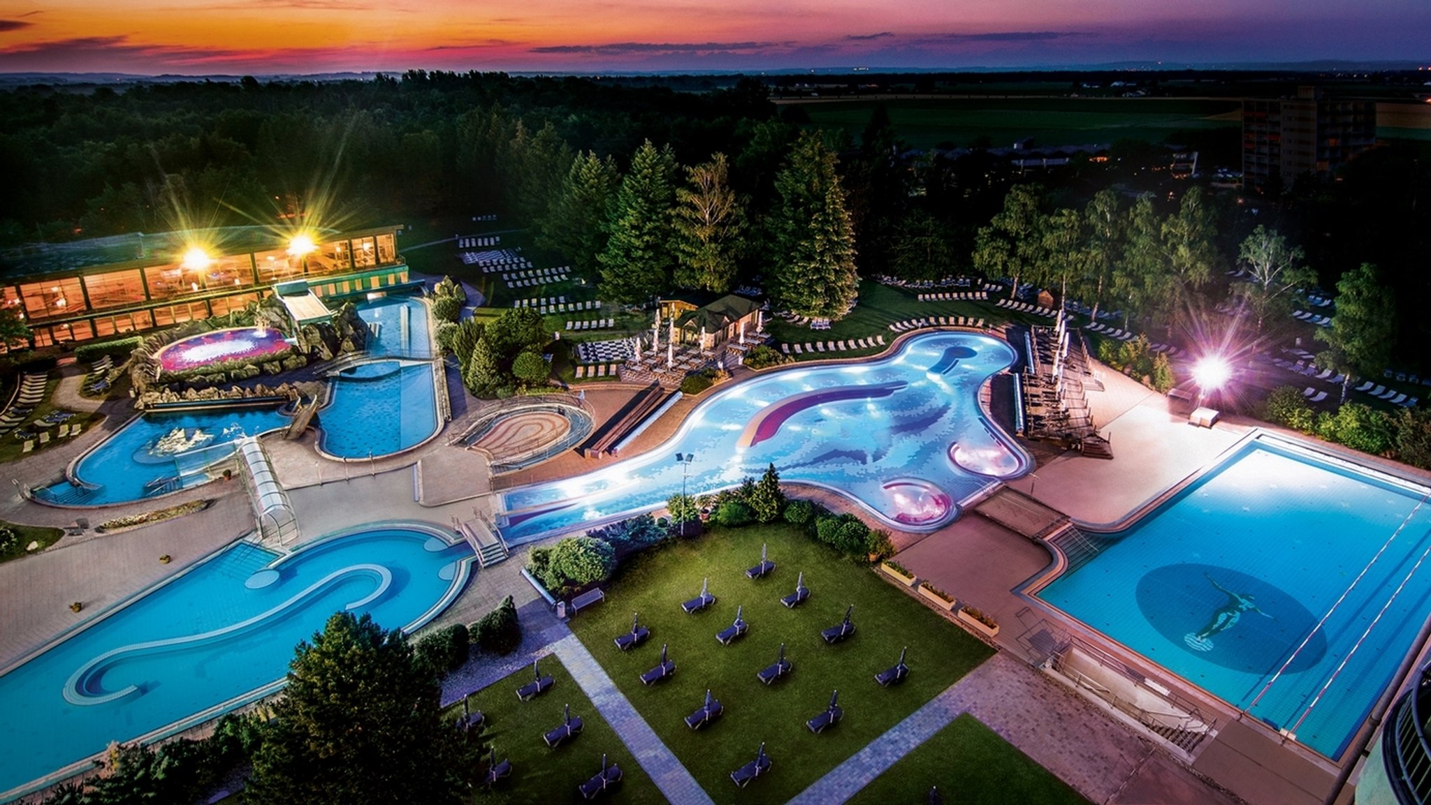 13 Therapie- und Badebecken mit zusammen 4.500 Quadratmetern Wasserfläche: Die Johannesbad Therme in Bad Füssing