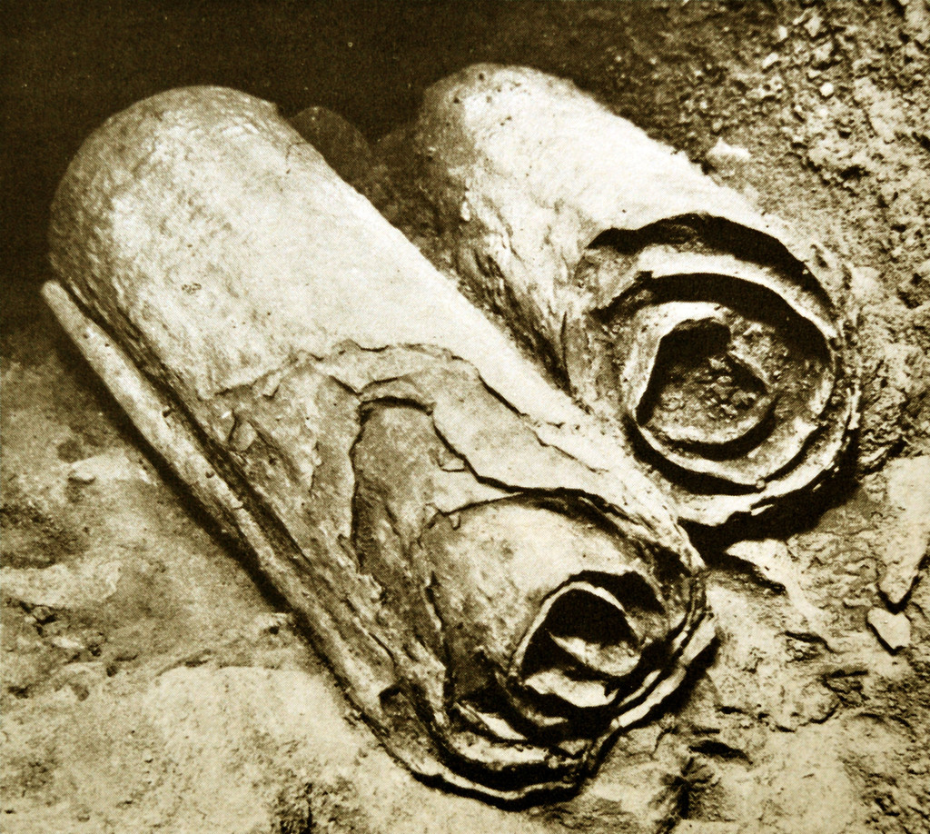 Die Qumran-Rollen wurden zwischen 1947 und 1956 in elf Felshöhlen am Toten Meer gefunden. Forscher kommen ihrem Rätsel mit DNA-Analysen näher.