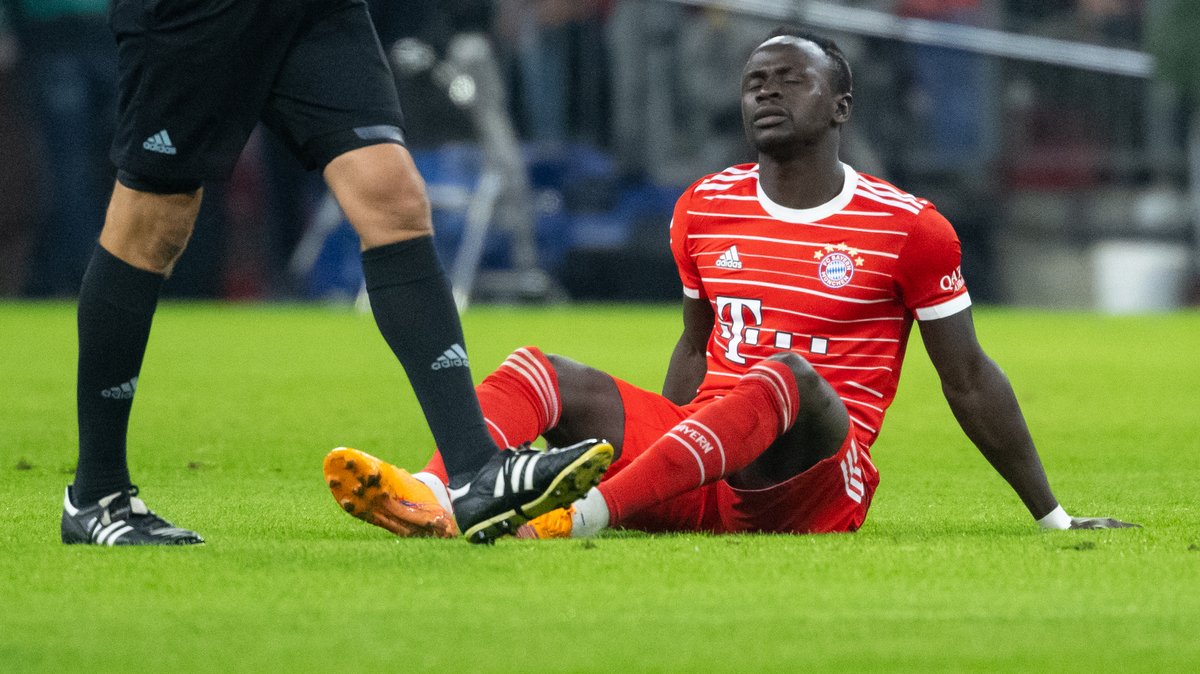 Sadio Mané sitzt nach seiner Verletzung auf dem Boden