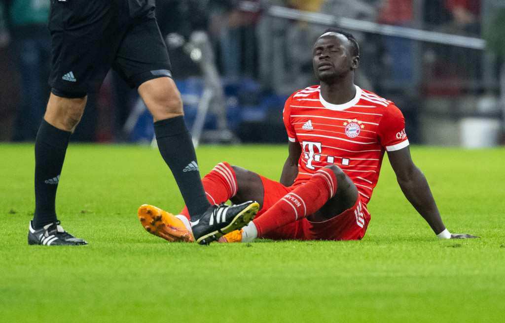 Sadio Mané sitzt nach seiner Verletzung auf dem Boden