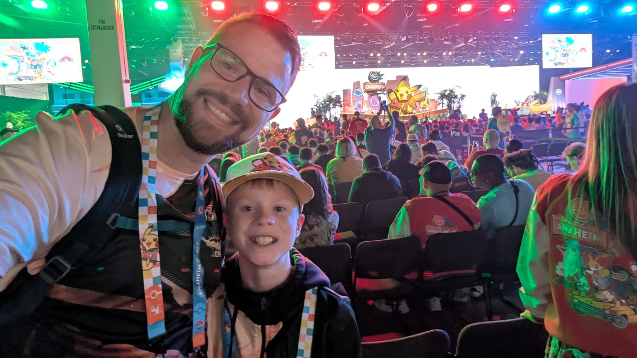 Arne Schetters mit seinem Vater auf der Pokémon-WM in Anaheim. | Bild: Erik Schetters Arne Schetters mit seinem Vater auf der Pokémon-WM in Anaheim.