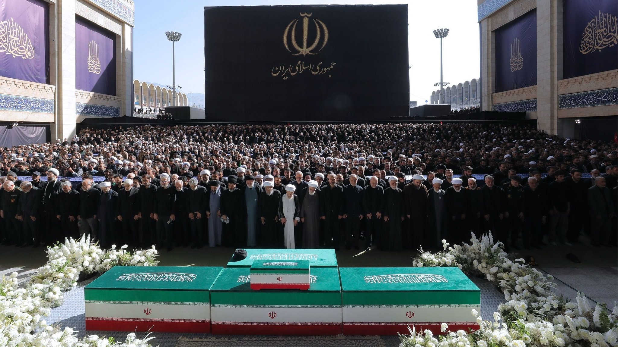 Auf diesem vom Büro des Obersten Führers des Iran veröffentlichten Foto nehmen hochrangige iranische Amtsträger, darunter die Brüder des neuen Obersten Führers des Iran, an den Trauergebeten vor den Särgen des verstorbenen Ajatollah Ali Chamenei und seiner Familienangehörigen in der Imam-Khomeini-Mosalla-Großmoschee in Teheran, Iran, teil. | Bild: dpa-Bildfunk/Uncredited Auf diesem vom Büro des Obersten Führers des Iran veröffentlichten Foto nehmen hochrangige iranische Amtsträger, darunter die Brüder des neuen Obersten Führers des Iran, an den Trauergebeten vor den Särgen des verstorbenen Ajatollah Ali Chamenei und seiner Familienangehörigen in der Imam-Khomeini-Mosalla-Großmoschee in Teheran, Iran, teil.