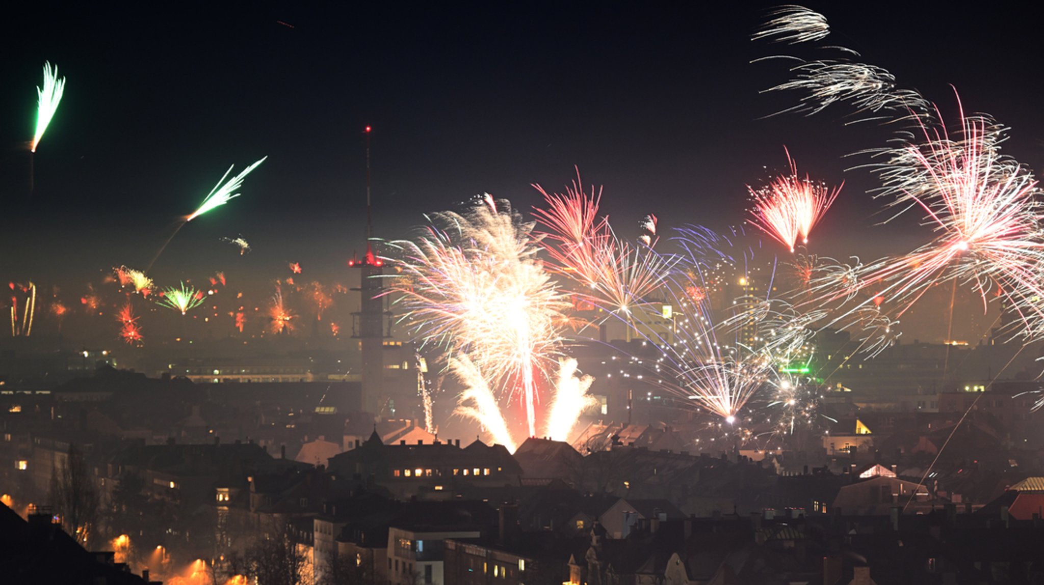 Vom Rotkreuzkrankenhaus aus sind in der Silvesternacht Feuerwerksraketen über München zu sehen.