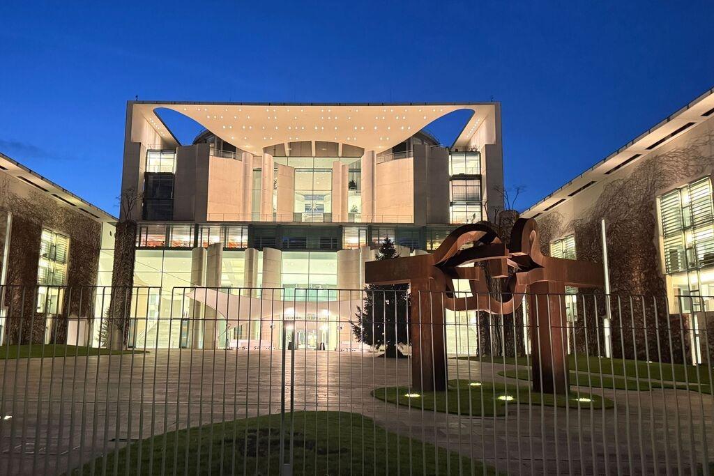 Das erleuchtete Kanzleramt in der Dämmerung