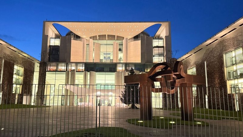 Das erleuchtete Kanzleramt in der Dämmerung | Bild: dpa-Bildfunk/Paul Zinken Das erleuchtete Kanzleramt in der Dämmerung