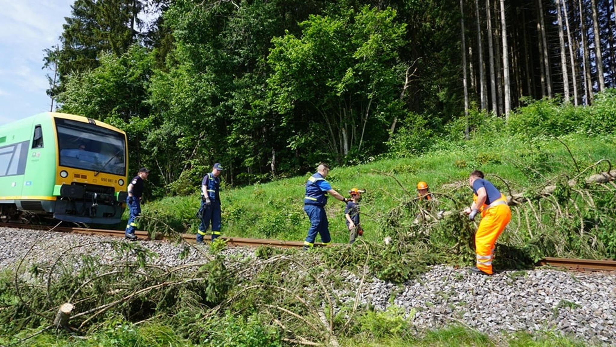 THW Einsatzkräfte Räumen die Bäume auf den Gleisen weg